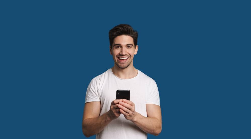 Un Amigo que le ofrece nuevas alternativas digitales para ahorrar